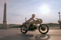 Кийра Найтли яхна Ducati 750SS в реклама на Coco Chanel